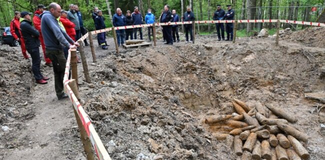 Ein Wald liegt voller Munition - Im freigelegten Trichter befanden sich etwa 70 Granaten, die nach Kriegsende vernichtet wurden. 