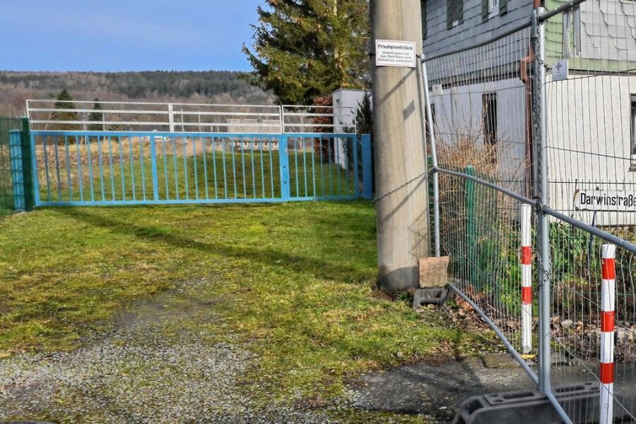 Ein Weg in Chemnitz, den niemand mehr nutzen soll - Privatweg: Bernd Strauch hat den Weg auf seinem Privatbesitz für die Öffentlichkeit versperrt. Die Nutzer hatten ihm zu viel Müll, Dreck und Hundekot hinterlassen. Und der Besitzer bleibt in dieser Sache standhaft. 