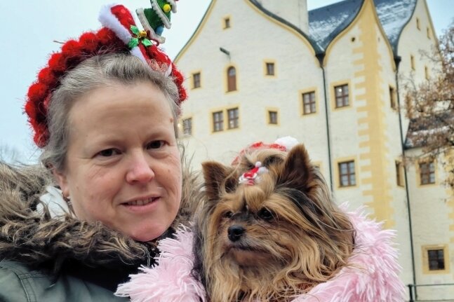 Ein Weihnachtsmarkt für Hunde und ihre Besitzer - Manuela Gröber aus Heidenau besuchte mit ihrem Hündchen Franzi den Markt am Schloss Klaffenbach.
