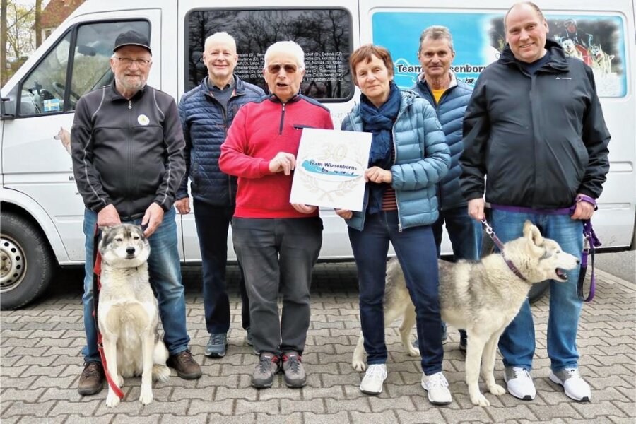 Ein Weißenborner ist in Skandinavien unterwegs - Klaus Barth (l.) hat mit einigen Freunden die Schlittenhundesport- Ausstellung in Weißenborn organisiert. 