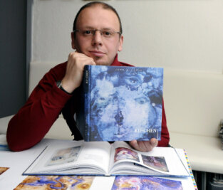 Jörn Michael - hier mit einem Katalog des Kunstkellers Annaberg - beteiligt sich an der Aktion von "Leser helfen". 