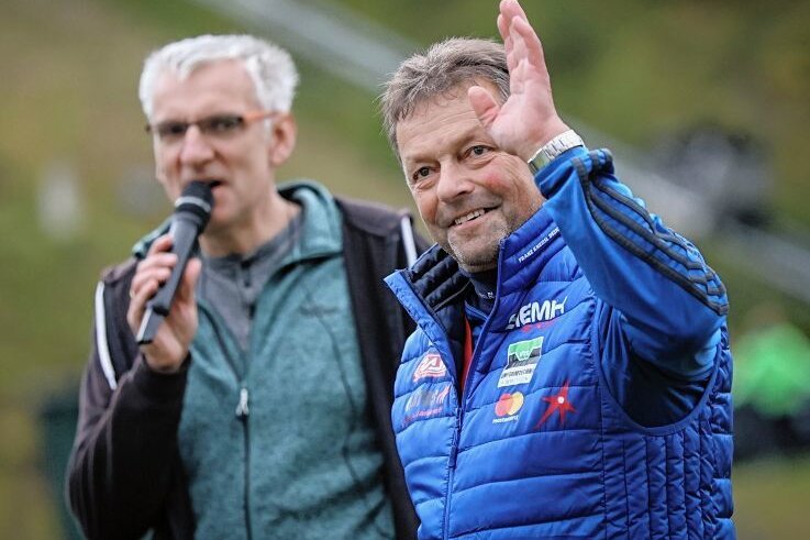 Ein Weltmeister sagt ade - Mit einem Lächeln verabschiedet sich Uwe Dotzauer in den Ruhestand. Sein Abschied wurde von Bernd Schädlich moderiert.