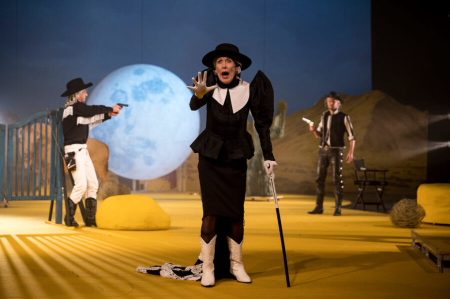 Szene aus dem Theaterstück "Der Staub der Prärie", das am Samstag Premiere am Gerhart-Hauptmann-Theater in Zittau hatte. Im Bild Sabine Krug als Mama King.
