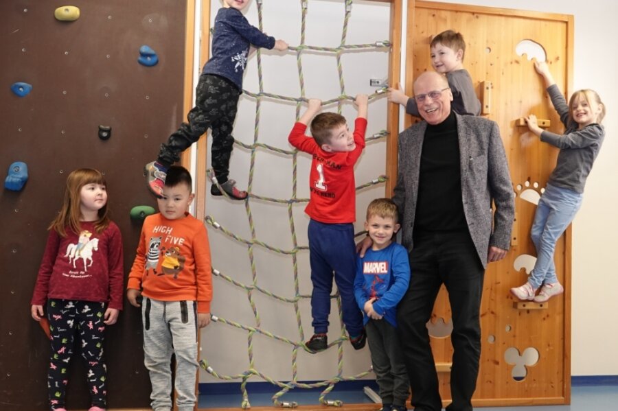 Kinder und Jugendliche brauchen mehr Geld, sagt Caritas-Geschäftsführer Andreas Rölle - im Foto mit Kindern der katholischen Kita "St. Nepomuk". 