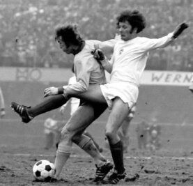 Ein Zwickauer Europacup-Held ist 70 geworden - In dieser Szene aus dem Europapokalspiel der BSG Sachsenring Zwickau gegen Celtic Glasgow vom März 1976 versucht Hans Schykowski (rechts) den Schuss von Ronald Glavin abzublocken. 