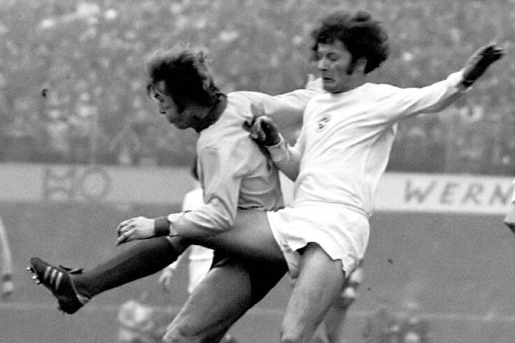 In dieser Szene aus dem Europapokalspiel der BSG Sachsenring Zwickau gegen Celtic Glasgow vom März 1976 versucht Hans Schykowski (rechts) den Schuss von Ronald Glavin abzublocken. 