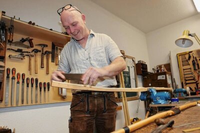 Ein Zwickauer Kunsthandwerker hat den Bogen raus - Mit einer Ziehklinge bearbeitget Thomas Kallinich sorgfältig den Rücken des künftigen Eibenholzbogens. 