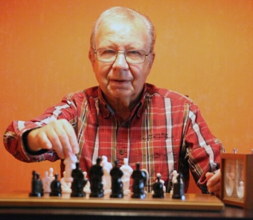 "Weiß beginnt ..." - Volker Kaufmann vom Zwickauer Schachclub ist in seinem Element.
