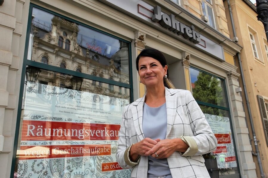 Sabine Jahreis schließt ihr Schuhgeschäft am Zwickauer Hauptmarkt Ende September. Bis dahin läuft ein Räumungsverkauf. 