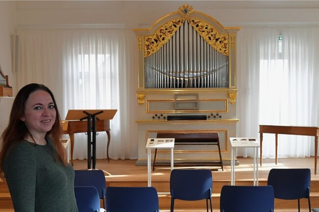 Das Herzstück im neuen Gottfried-Silbermann-Museum in Frauenstein: Der neue Konzertsaal, er fasst etwa 60 Gäste, mit seiner Kopie einer Silbermann-Orgel wird von Museumsleiterin Cornelia Ferguson präsentiert. 