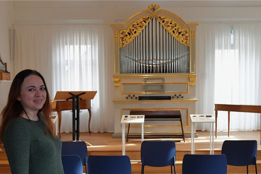 Das Herzstück im neuen Gottfried-Silbermann-Museum in Frauenstein: Der neue Konzertsaal, er fasst etwa 60 Gäste, mit seiner Kopie einer Silbermann-Orgel wird von Museumsleiterin Cornelia Ferguson präsentiert. 