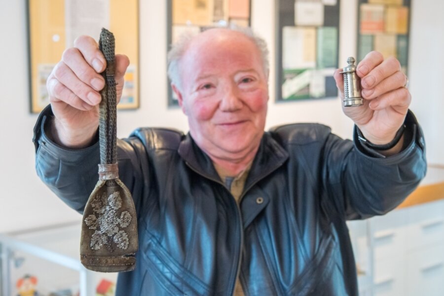 Einblicke in die Welt des Sparens - Günter Gränitz - der zweite Vorsitzende des Heimatvereins Leukersdorf ist auf dem Foto mit einer Geldkatze und einer Spardose aus der Kaiserzeit zu sehen. 