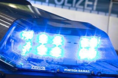 Einbrecher erbeuten Simson und Porzellanvasen - Unbekannte Täter sind gewaltsam in ein Einfamilienhaus in Scheibenberg eingestiegen und haben dort Gegenstände im Wert von mehreren tausend Euro gestohlen.