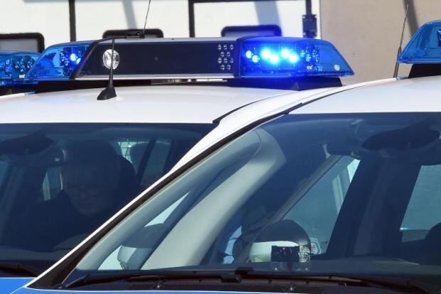 Einbrecher fahren mit gestohlenem Fluchtauto gegen Hauswand - 