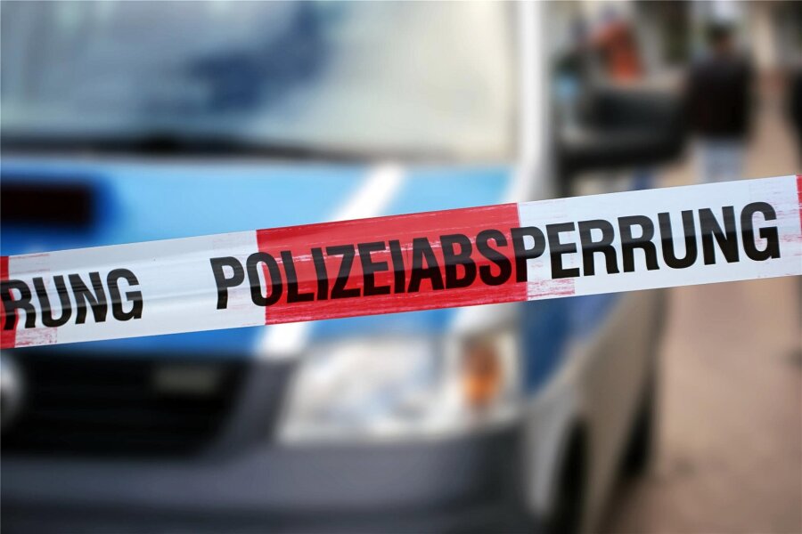 Einbrecher fahren nach Beutezug mit gestohlenem Auto von einem Firmengelände in Plauen - Die Polizei untersucht einen Einbruch in ein Firmengelände am Leuchtsmühlenweg.