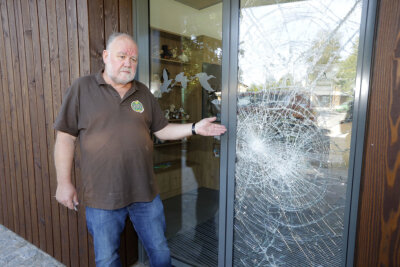 Einbrecher nehmen Spendenkasse aus Limbacher Tierpark mit - Tierparkchef Uwe Dempewolf zeigt die zerstörte Glastür am Eingang. 
