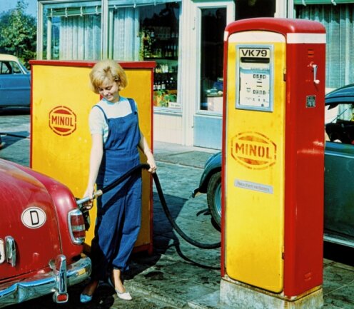 Einbrecher nehmen Tankstelle ins Visier - Eine Minol-Tankstelle in den 1960er-Jahren. In eine dieser Tankstellen in Glauchau war 1967 durch das Aufbrechen von Fenstern mehrfach eingebrochen worden. 