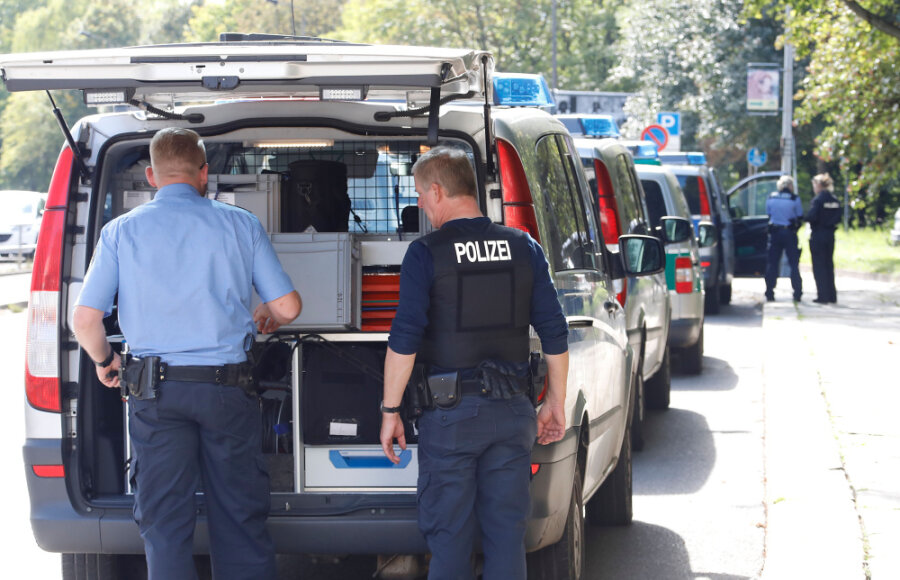 Einbrecher verletzt Polizisten - Zeugen gesucht - Großeinsatz am Rosenhof.