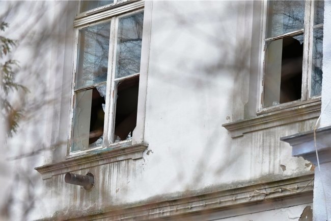 Bei dem Einbruch ins ehemalige Freiberger Schützenhaus wurden zahlreiche Scheiben zerstört. 