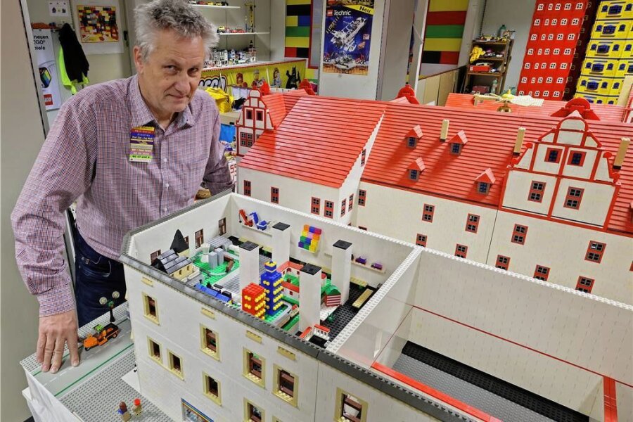 Einbruch im Spielzeugland in Glauchau: Waren die Täter auch in der Lego-Ausstellung? - Kurz nach dem Einbruch ins Spielzeugland bereitet Lego-Experte Maik Schenker eine neue Bauaktion vor. 