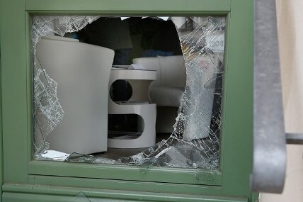 Einbruch in Fotogeschäft - Mehrere zehntausend Euro Schaden - Die Scheibe der Ladentür wurde zerstört. So gelangten die Diebe ins Innere des Geschäfts.