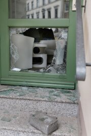 Einbruch in Fotogeschäft - Mehrere zehntausend Euro Schaden - Die Scheibe der Ladentür wurde zerstört. So gelangten die Diebe ins Innere des Geschäfts.