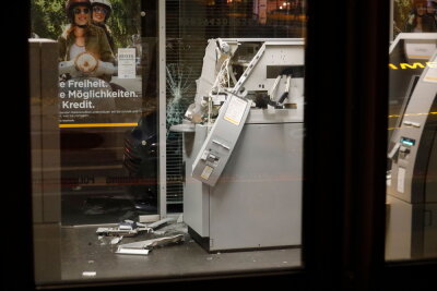 Einbruch in Geldautomat misslingt - Polizei sucht Zeugen - 