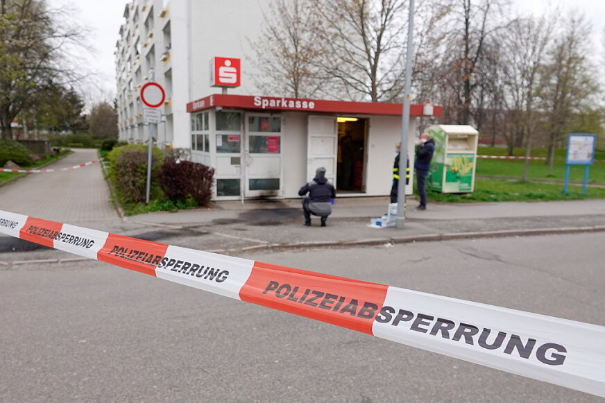 Einbruch in Sparkassenwürfel - Polizei sucht Zeugen - 