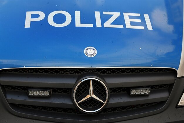 Einbruch in Supermarkt: Polizei stoppt 62-Jährigen mit Einkaufstüten - Dank aufmerksamer Einwohner hat die Polizei am Sonntagabend in Glauchau einen mutmaßlichen Einbrecher auf frischer Tat ertappt.