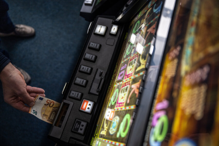 Einbruch in Zwickauer Bar: Geld aus Glücksspielautomaten, Alkohol und Tabak gestohlen - 