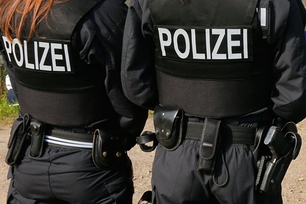 Einbruchs- und Diebstahlserie aufgeklärt: Polizei nimmt vier Tatverdächtige fest - 