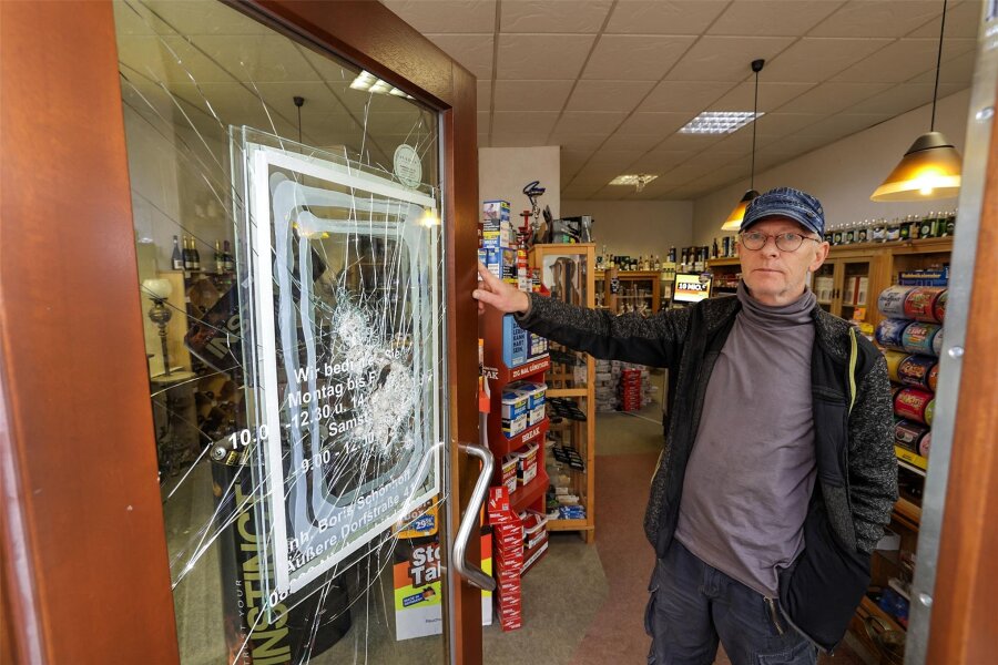 Einbruchserie in Glauchau: Tabakladen und Apotheke betroffen - Inhaber Boris Schönhoff zeigt seine demolierte Ladentür.