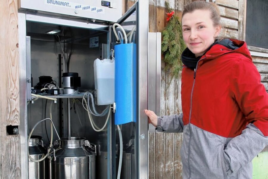Einbruchsserie in Milchautomaten im Vogtland: Frust bei Landwirten ist groß - Carolin Stumpf zeigte den Milchautomat zur Inbetriebnahme. Die junge Landwirtin krempelte den Hof um und setzt auf Bio. 