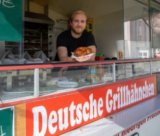 Einbrüche: Grillmeister bedient - Michael Schubert verkauft im Hähnchengrill an der Morgenbergstraße. Die zahlreichen Einbrüche in den Verkaufsstand hatten für ihn bereits Folgen. 