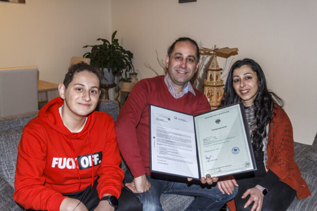 Einbürgerung gemeistert: Familie aus Syrien wird im Erzgebirge heimisch - Freuen sich über ihre erfolgreiche Einbürgerung in der neuen Heimat: Jad und Bassam Sattouf sowie Dalin Kharma (von links) - genauso wie Tochter Rama, die in Frankfurt am Main studiert. 