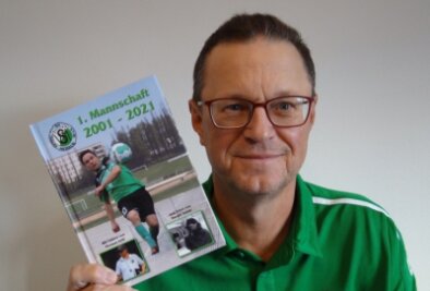 Eine Achterbahnfahrt auf 80 Seiten - Thomas Gräf mit seinem neuen Buch über die Oelsnitzer Fußballer. 