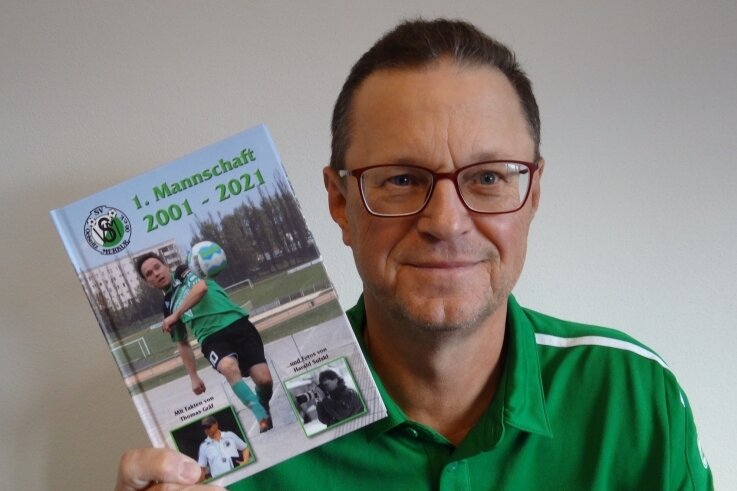 Eine Achterbahnfahrt auf 80 Seiten - Thomas Gräf mit seinem neuen Buch über die Oelsnitzer Fußballer. 