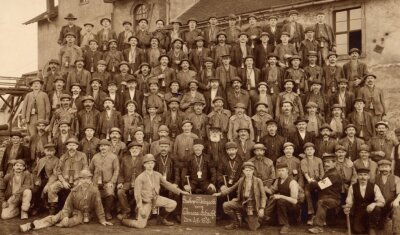 Eine Arbeitsschicht betrug zwölf Stunden - Am 3. Juli 1909 ließen sich die Bergleute des Auroraschachtes mit der umgehängten Wolfschen Sicherheitslampe fotografieren. Ein Jahr später galt für sie die erwähnte Arbeitsordnung.
