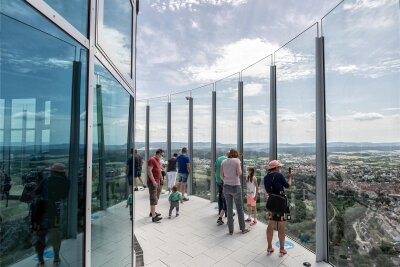 Eine Aussichtsplattform auf der Chemnitzer Esse: Ist das überhaupt realistisch? - Auch eine Vision für Chemnitz? Bodentiefe Glaswände erlauben auf einem Testturm für Fahrstühle in Rottweil in 246 Metern unverstellte Ausblicke.
