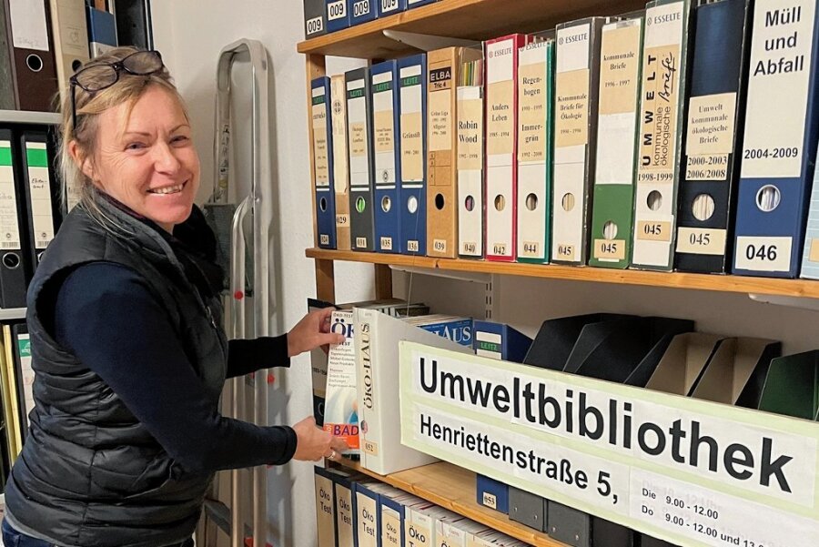 Eine Bibliothek in Chemnitz, die nur ein Thema kennt - Zeitschriften gehören zum Bestand der Umweltbibliothek an der Henriettenstraße 5, die Ingrid Kasiske betreut. 