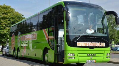 Eine Branche gibt Gas - Asphalt-Pioniere rollen den Markt auf: Ein Bus des Berliner Anbieters Meinfernbus. Die Firma ist derzeit Marktführer in Deutschland. 