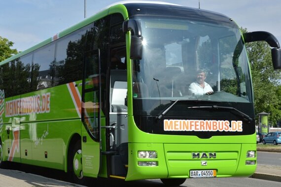 Eine Branche gibt Gas - Asphalt-Pioniere rollen den Markt auf: Ein Bus des Berliner Anbieters Meinfernbus. Die Firma ist derzeit Marktführer in Deutschland. 
