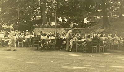Eine Bühne für die neue Mitte in Flöha - Eine Aufnahme vom ersten Parkfest 1950 in Flöha. Für den Bau der gut zu erkennenden Bühne im Baumwollpark neben der Spinnerei wurde damals sogar ein großer Laubbaum versetzt. 