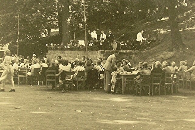 Eine Bühne für die neue Mitte in Flöha - Eine Aufnahme vom ersten Parkfest 1950 in Flöha. Für den Bau der gut zu erkennenden Bühne im Baumwollpark neben der Spinnerei wurde damals sogar ein großer Laubbaum versetzt. 