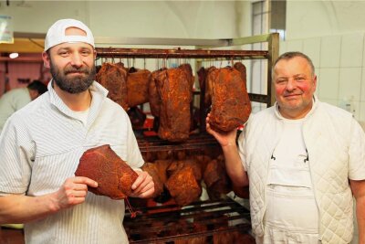 Eine der besten Fleischereien in Sachsen: Wie die Heyers aus Werdau es ins Gourmet-Magazin schafften - Cornelius (links) und Andreas Heyer mit Schinken von den Eichelmastschweinen, der erst nach guter Reifung an die Kunden verkauft wird.