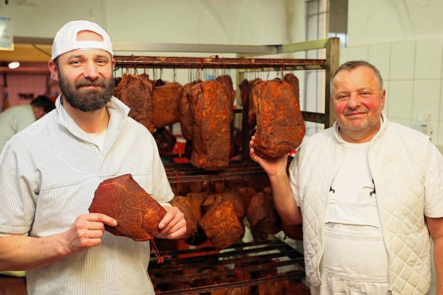 Eine der besten Fleischereien in Sachsen: Wie die Heyers aus Werdau es ins Gourmet-Magazin schafften - Cornelius (links) und Andreas Heyer mit Schinken von den Eichelmastschweinen, der erst nach guter Reifung an die Kunden verkauft wird.