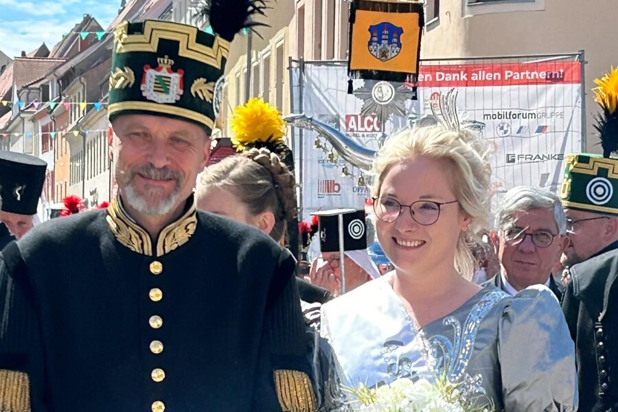 Eine der größten Bergparaden in der Geschichte Freibergs ist gestartet - Oberberghauptmann Bernhard Cramer und Silberstadtkönigin Laura eröffneten die Bergparade.
