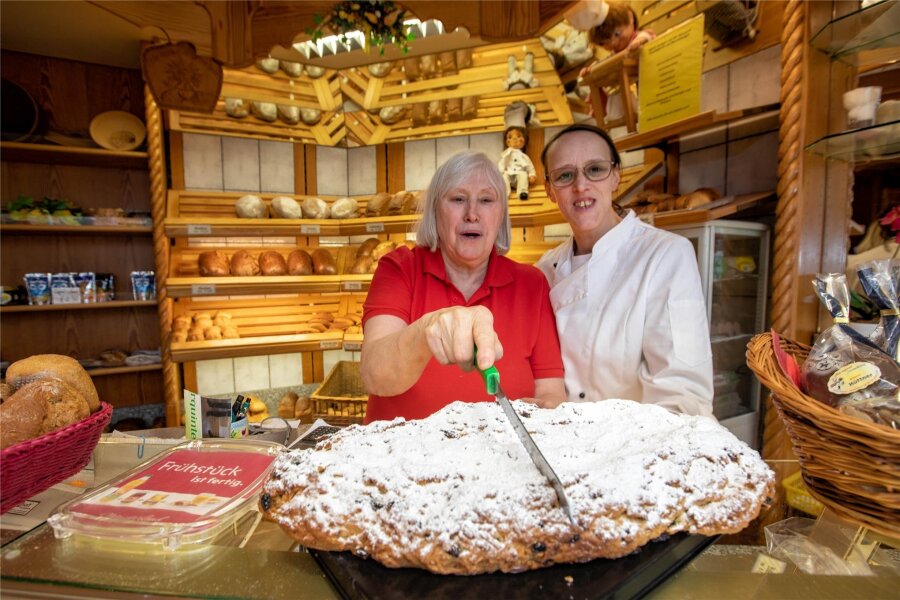 Eine der letzten Kleinbäckereien in Plauen: „Von Industriebrötchen halte ich nicht viel“ - Bäckereiinhaberin Antje Schneider-Hüttner mit ihrer Mutter Ursula Hüttner, die auch als Rentnerin noch im Verkauf aushilft.