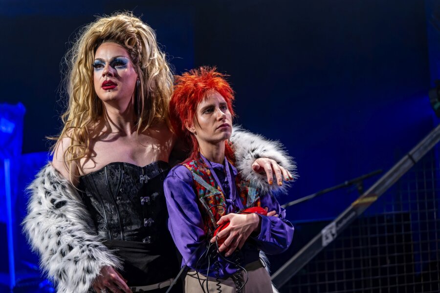 Kontrastreiches Paar, auch in der physischen Präsenz: Hedwig (Yannik Gräf) und Yitzhak (Anna Burger) im Musical "Hedwig And The Angy Inch". 