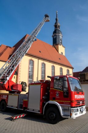 Am vergangenen Wochenende wurde die neue Drehleiter der Feuerwehr Lunzenau, die auch der Peniger Wehr bei Einsätzen zur Verfügung steht, in Dienst gestellt. Das Fahrzeug vom Typ Iveco Magirus, Baujahr 1996, war vorher bei der Freiberger Feuerwehr im Einsatz. 